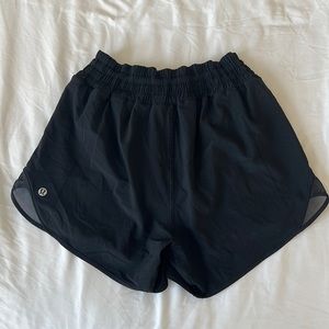 lululemon High-Waisted 4 in hotty hot shorts - black size 4